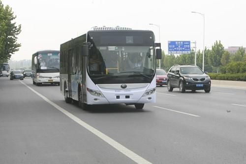 El Ministro de Transporte Li Xiaopeng experimenta el autobús de pasajeros de conducción automática Yutong